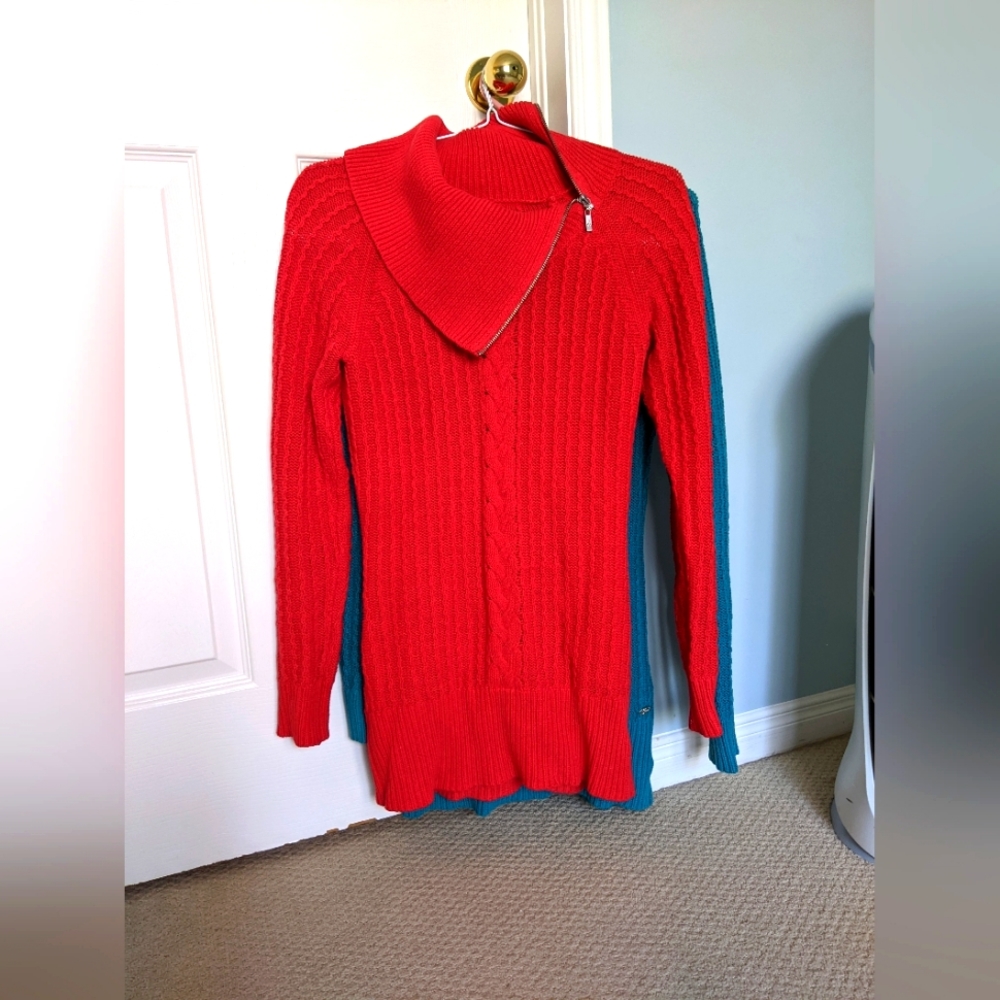 Set of 2 luxurious Guess sweaters